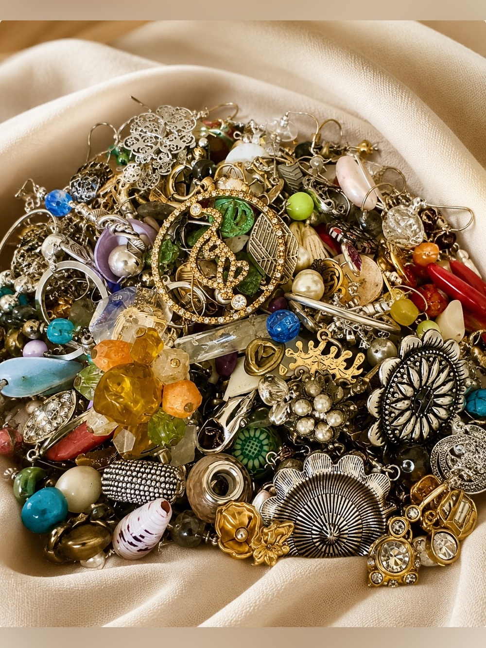 1 lb Bulk Earrings Lot Unsorted Costume Jewelry Craft Repair Treasure Mix
